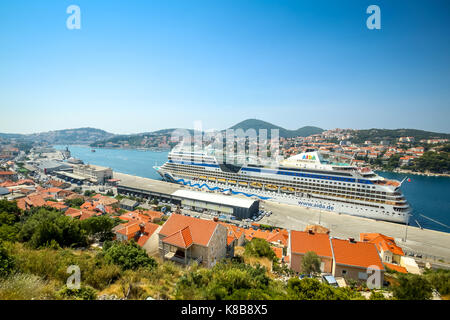 DUBROVNIK, CROATIE - Juillet 19, 2017 : le navire de croisière AIDAblu ancré au port de mer à Dubrovnik, Croatie. Banque D'Images