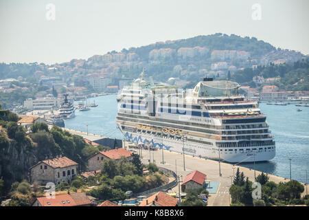 DUBROVNIK, CROATIE - Juillet 19, 2017 : le navire de croisière AIDAblu ancré au port de mer à Dubrovnik, Croatie. Banque D'Images