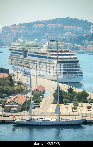 DUBROVNIK, CROATIE - Juillet 19, 2017 : Un voilier avec le navire de croisière AIDAblu ancré au port de mer à Dubrovnik, Croatie. Banque D'Images