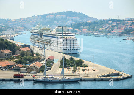 DUBROVNIK, CROATIE - Juillet 19, 2017 : Un voilier avec le navire de croisière AIDAblu ancré au port de mer à Dubrovnik, Croatie. Banque D'Images