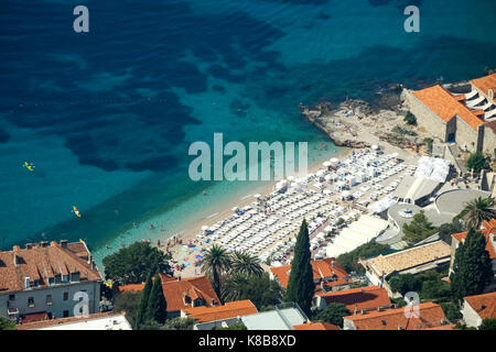 DUBROVNIK, CROATIE - Juillet 19, 2017 : Une vue aérienne de la plage Banje en Dubrovnik, Croatie. Banque D'Images