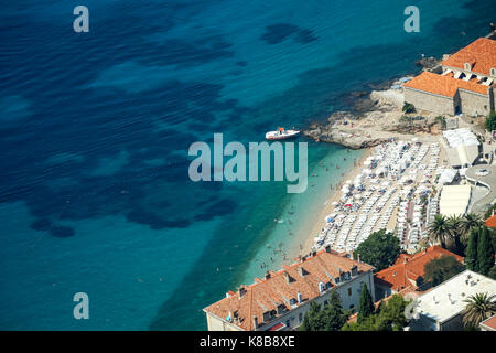 DUBROVNIK, CROATIE - Juillet 19, 2017 : Une vue aérienne de la plage Banje en Dubrovnik, Croatie. Banque D'Images