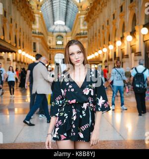 Belle femme italienne (20-22) pose en face de vittorio emanuele ii à Milan, Italie. Milan est la capitale de la mode du monde Banque D'Images