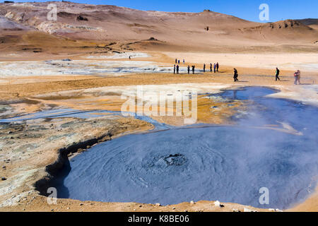 Bouloche-boue au site géothermique de Námafjall Hverir, en Islande Banque D'Images