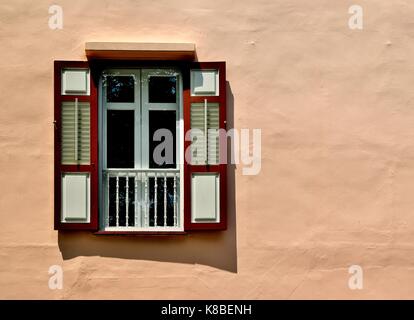 Patrimoine de Singapour avec fenêtre en bois blanc et rouge les majorquines perché sur le côté d'une boutique dans le Armenian Street. Banque D'Images