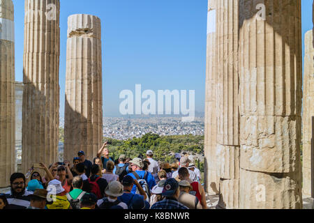 Acropole d'Athènes, les touristes marchant à travers le passage de propylaea, Athènes, Grèce, septembre 2017 Banque D'Images