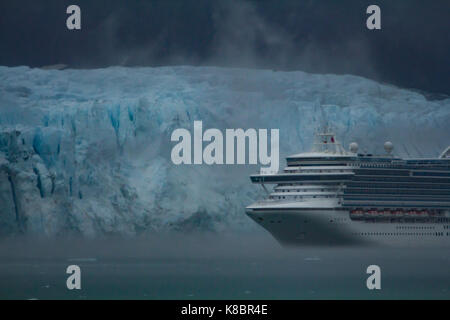 Le navire de croisière Ruby Princess est éclipsé par la Margerie glacier dans le Parc National de Glacier Bay, Alaska Banque D'Images