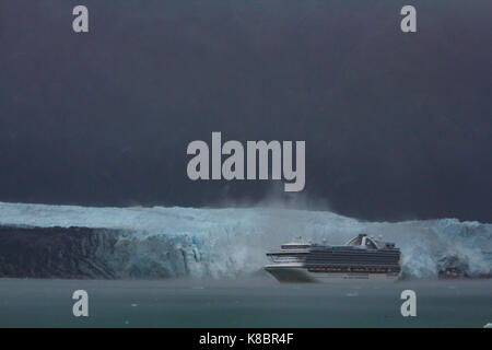 Le navire de croisière Ruby Princess est éclipsé par la Margerie glacier dans le Parc National de Glacier Bay, Alaska Banque D'Images