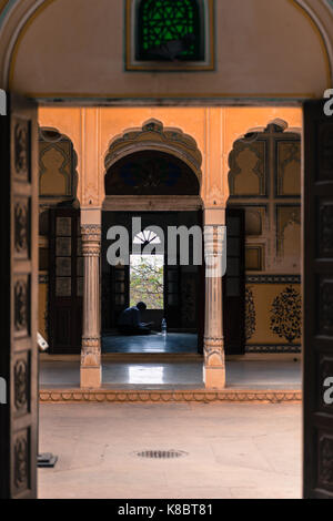 Jaipur, Rajasthan, Inde - le 11 mars 2016 : vertical photo de porte ouverte avec une belle vue de la chambre noire à fort nahargarh, situé à Jaipur, la rose Banque D'Images