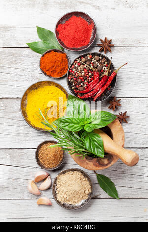 Différentes épices et herbes sur table en bois. Vue de dessus Banque D'Images