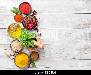 Différentes épices et herbes sur table en bois. Vue de dessus avec l'espace pour votre texte Banque D'Images