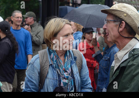 Ancienne ville de Boulder Councilperson parle avec un électeur au cours d'une manifestation à Boulder, CO Banque D'Images