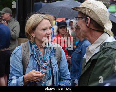 Ancienne ville de Boulder Councilperson parle avec un électeur au cours d'une manifestation à Boulder, CO Banque D'Images