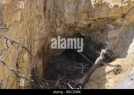 Des mines d'or abandonnées dangereux comme cette dot les contreforts à l'ouest de Boulder, Colorado, reliques de l'histoire de l'extraction de l'or du Colorado/ Banque D'Images