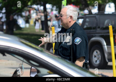 Boulder agent de police dirige le trafic à un passage pour piétons sur l'avenue d'Arapahoe, Boulder, près du Festival de Boulder Creek, Memorial Day Banque D'Images