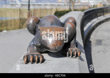 New York - 6 mars 2008 : sculptures en bronze à l'art public permanent le monde réel créé par le sculpteur américain tom otterness situé à rock Banque D'Images