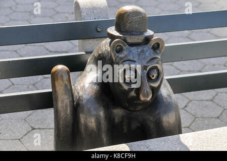 New York - 6 mars 2008 : sculptures en bronze à l'art public permanent le monde réel créé par le sculpteur américain tom otterness situé à rock Banque D'Images