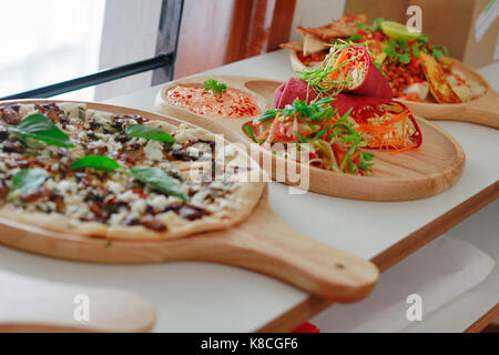 Gamme de délicieuses pizzas colorées, tofu et des salades dans un café Banque D'Images