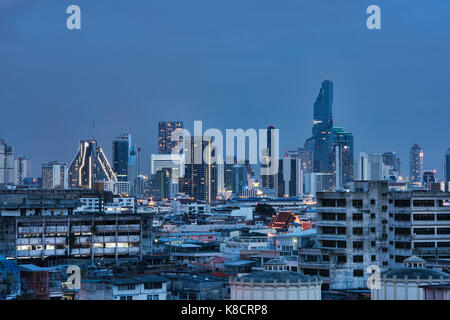 La tour Saint James et bangkok skyline at Dusk Banque D'Images