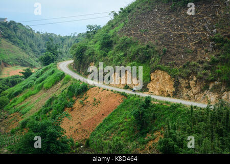 Route de montagne dans la région de Ha Giang, dans le nord du Vietnam ha giang province. la Chine les frontières avec une longueur de plus de 270 kilomètres (170 mi). Banque D'Images