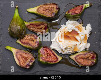 Des figues cuites au mascarpone et au sirop d'érable font un délicieux dessert Banque D'Images