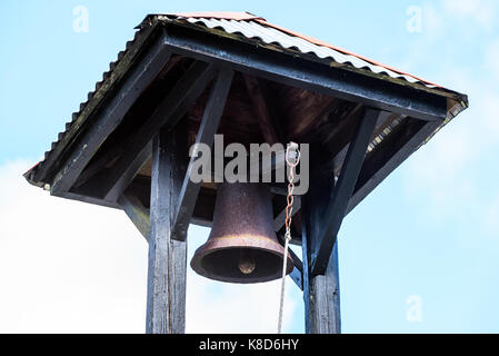 Old Bell dans une tour au sommet d'une ancienne grange, souvent utilisé comme signal d'avertissement ou de temps. Banque D'Images