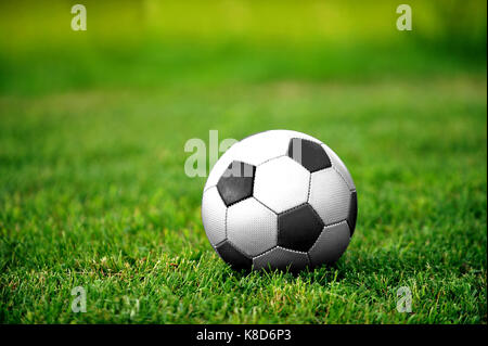 - Football ou soccer ball - sur l'herbe verte, prêt pour le coup d'envoi. Banque D'Images