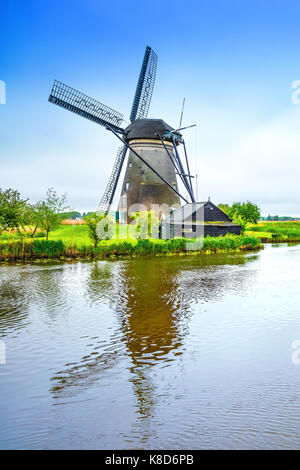 Moulin dans un paysage de la hollande. Banque D'Images