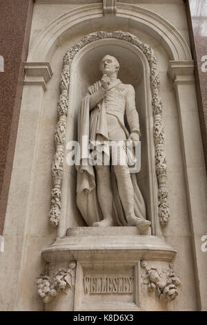 L'architecture du couvert, à l'intérieur de la Cour Durbar Foreign and Commonwealth Office (FCO) et une partie de l'ancien Bureau de l'Inde, le 17 septembre 2017, dans la région de Whitehall, Londres, Angleterre. Richard Colley Wellesley, 1er marquis Wellesley KG PC PC (Ire) (1760-1842) était le titre de vicomte Wesley de la naissance jusqu'à 1781 et était connu sous le nom de Comte de Mornington de 1781 jusqu'à 1799. Il était un homme politique irlandais et britannique et administrateur des colonies.Le principal immeuble de bureaux à l'étranger est dans le Roi Charles Street, et a été construit par George Gilbert Scott en partenariat avec Matthew Digby Wyatt et achevé en 1868 en tant que p Banque D'Images