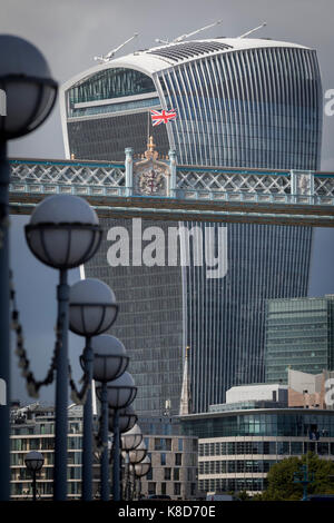 La British Union Jack flag vole de l'allée de haut niveau de l'ère de la Tower Bridge, près de l'édifice moderne de talkie Walkie (aka 20 Fenchurch Street), le 14 septembre 2017, à Londres, en Angleterre. Banque D'Images