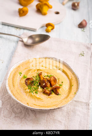 Soupe de chanterelles sur table Banque D'Images