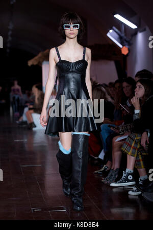 Modèles sur le podium lors de l'zincoa natasha London fashion week ss18 show qui a eu lieu à Somerset House Trust, Londres. press association. photo date : mardi 19 septembre, 2017. crédit photo doit se lire : isabel infantes/pa wire Banque D'Images