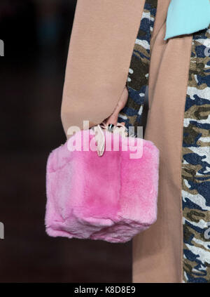 Modèles sur le podium lors de l'zincoa natasha London fashion week ss18 show qui a eu lieu à Somerset House Trust, Londres. press association. photo date : mardi 19 septembre, 2017. crédit photo doit se lire : isabel infantes/pa wire Banque D'Images