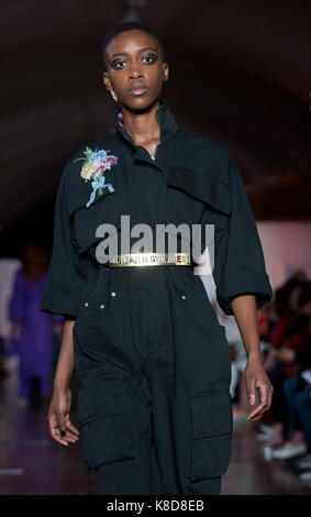 Modèles sur le podium lors de l'zincoa natasha London fashion week ss18 show qui a eu lieu à Somerset House Trust, Londres. press association. photo date : mardi 19 septembre, 2017. crédit photo doit se lire : isabel infantes/pa wire Banque D'Images