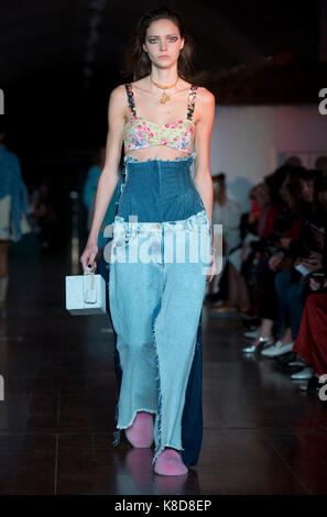 Modèles sur le podium lors de l'zincoa natasha London fashion week ss18 show qui a eu lieu à Somerset House Trust, Londres. press association. photo date : mardi 19 septembre, 2017. crédit photo doit se lire : isabel infantes/pa wire Banque D'Images