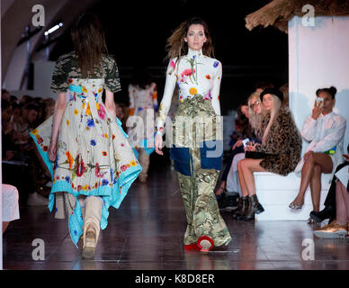 Modèles sur le podium lors de l'zincoa natasha London fashion week ss18 show qui a eu lieu à Somerset House Trust, Londres. press association. photo date : mardi 19 septembre, 2017. crédit photo doit se lire : isabel infantes/pa wire Banque D'Images