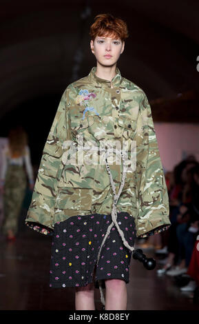 Modèles sur le podium lors de l'zincoa natasha London fashion week ss18 show qui a eu lieu à Somerset House Trust, Londres. press association. photo date : mardi 19 septembre, 2017. crédit photo doit se lire : isabel infantes/pa wire Banque D'Images