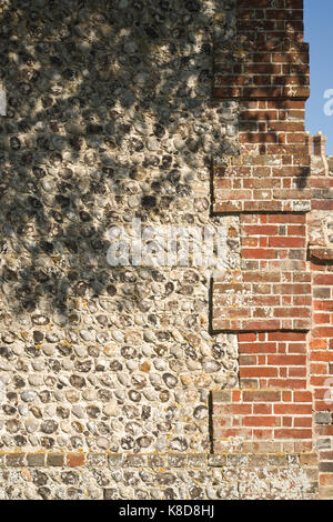Mur en briques et silex village South Downs, UK Banque D'Images