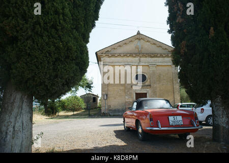 La toscane, italie, vieille FIAT 1200 Voiture de sport près d'une église Banque D'Images
