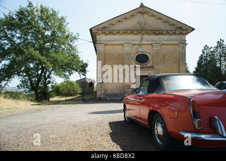 La toscane, italie, vieille FIAT 1200 Voiture de sport près d'une église Banque D'Images