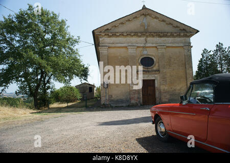 La toscane, italie, vieille FIAT 1200 Voiture de sport près d'une église Banque D'Images