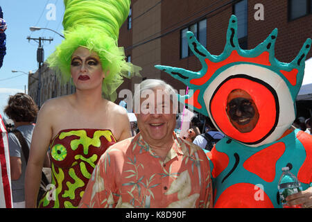 Le Président de l'Arrondissement de Brooklyn, Marty Markowitz, pose pour un portrait au cours de la parade annuelle de sirène dans Coney Island, Brooklyn, New York le 23 juin, 201 Banque D'Images