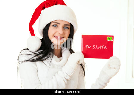 Femme heureuse est montrant lettre au père Noël Banque D'Images