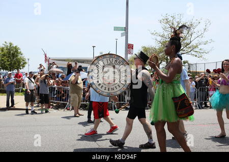 Le Mermaid Parade passe par Coney Island, Brooklyn, New York le 22 juin 2013. Banque D'Images
