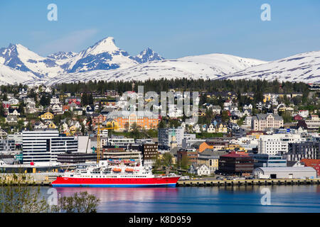 G Adventures bateau de croisière expédition en port sur l'île Tromsoya en été. Tromso, Troms, Norvège, Scandinavie Banque D'Images