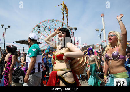 Le Mermaid Parade serpente dans Coney Island, Brooklyn, New York le 22 juin 2013. Banque D'Images