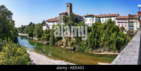 Castellana Grotte du devils bridge avec l'église Chiesa di San Francesco près de Udine dans le Frioul-Vénétie julienne en italie Banque D'Images