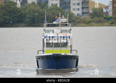 L'unité de police maritime de la police a rencontré Nina Mackay II bateau patrouille dans la Tamise à Londres UK Banque D'Images