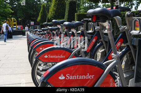 Une rangée de Santander de location de vélos garés dans Hyde Park Londres Banque D'Images