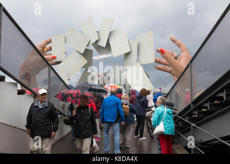 Les touristes avec parasols admirer l'étape de la ' Bregenzer Festspiele' pour l'opéra en plein air Carmen, Bregenz, Autriche Banque D'Images